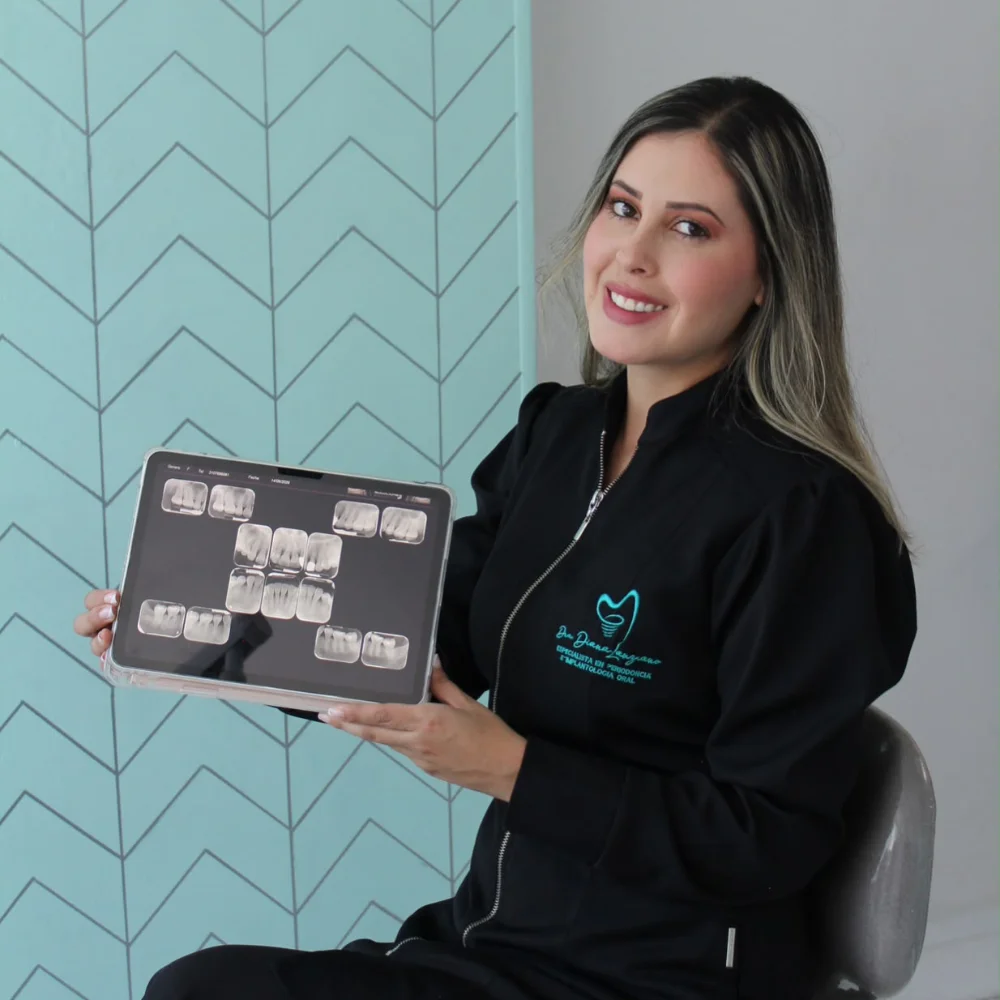 Dra. Diana Lanziano con una radiografía dental — Láser Dental en Bogotá